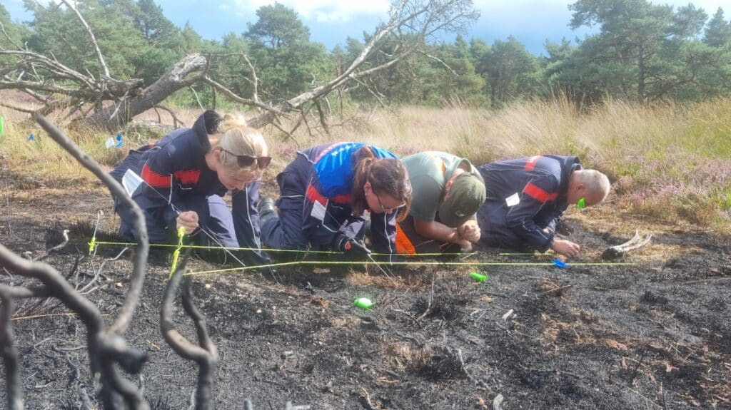 Onderzoekers van team brandonderzoek zoeken de brandoorzaak tijdens de praktijkdagen van de module. Foto is gemaakt door Joost Ebus