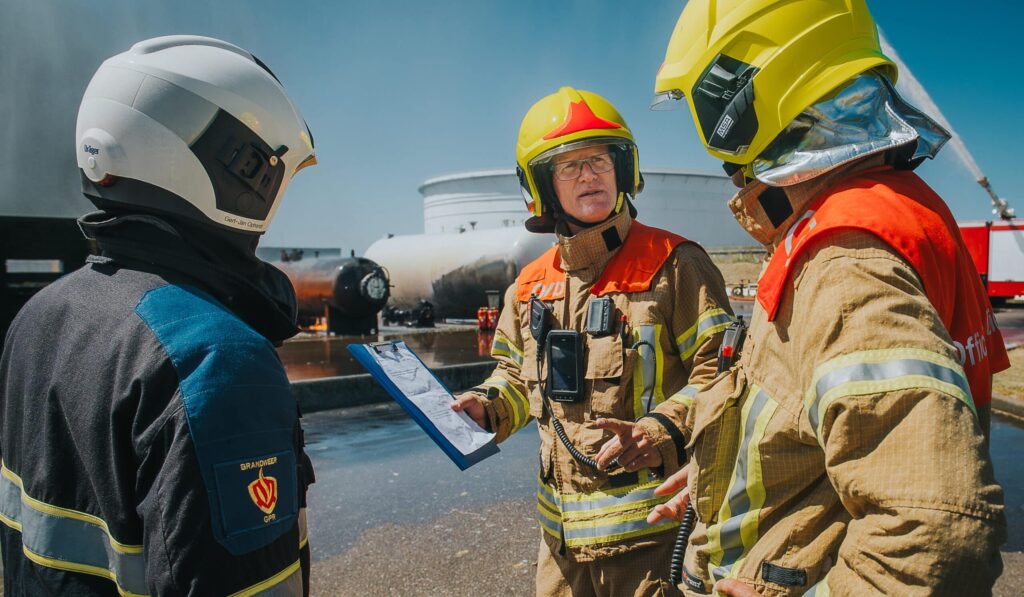 Brandweermensen overleggen