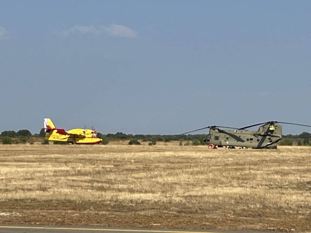 Helikopter en Vliegtuig op een veld