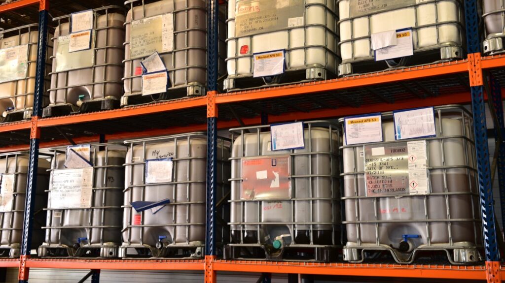 Voorraad blusschuim in magazijn