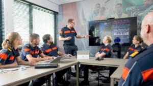 Natuurbrandanalisten in overleg bij een scherm met meteorologische gegevens