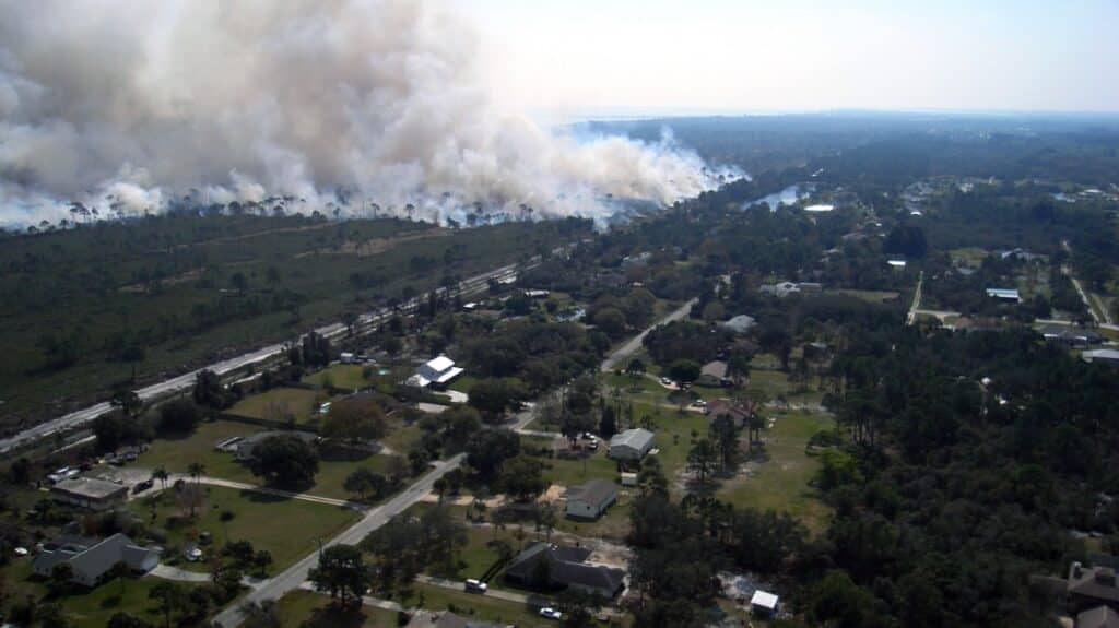 bosbrand met op de voorgrond woningen.