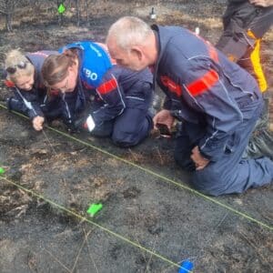 Brandonderzoekers van de brandweer en politie samen aan het werk. Foto: NIPV.
