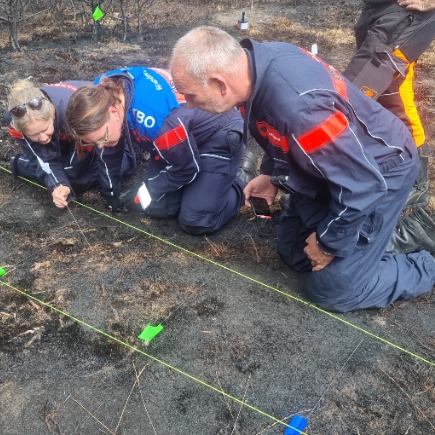 Brandonderzoekers van de brandweer en politie samen aan het werk. Foto: NIPV.