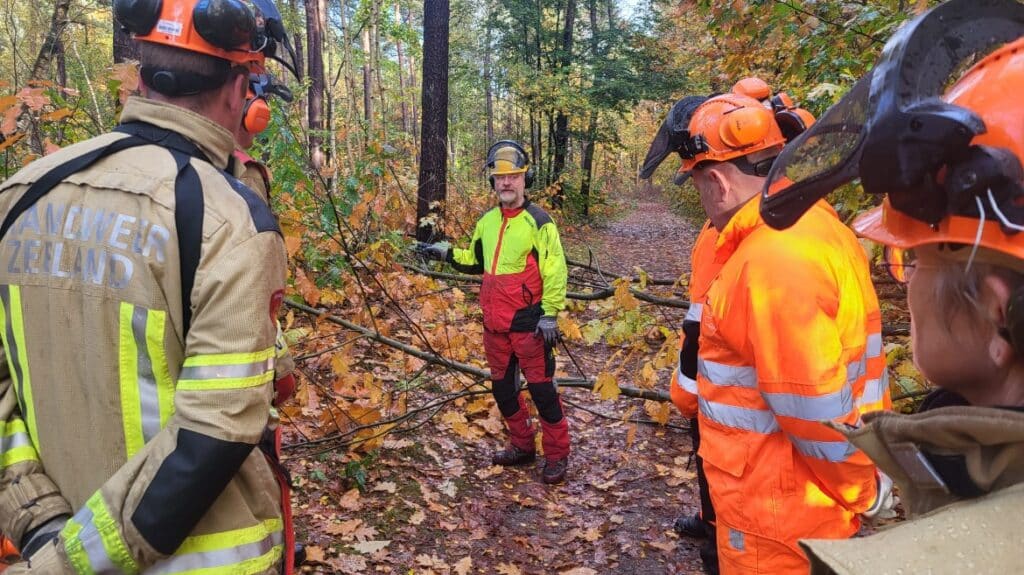 Uitleg tijdens de instructeurscursus over veilig werken met de kettingzaag. Foto: NIPV.