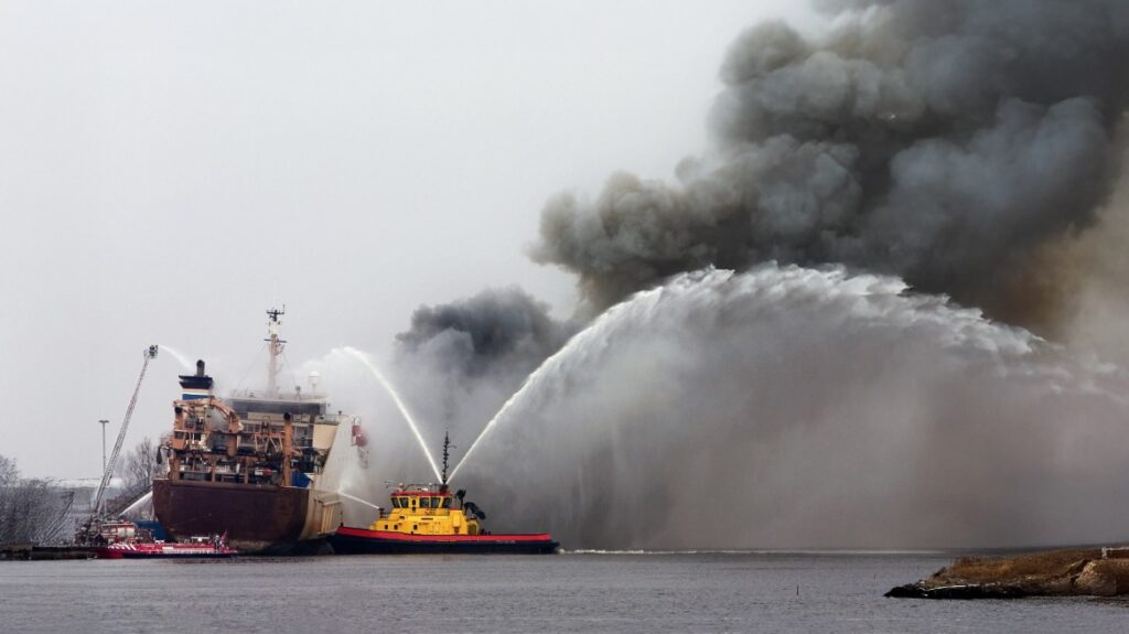 Brand op schip op het water wordt geblust