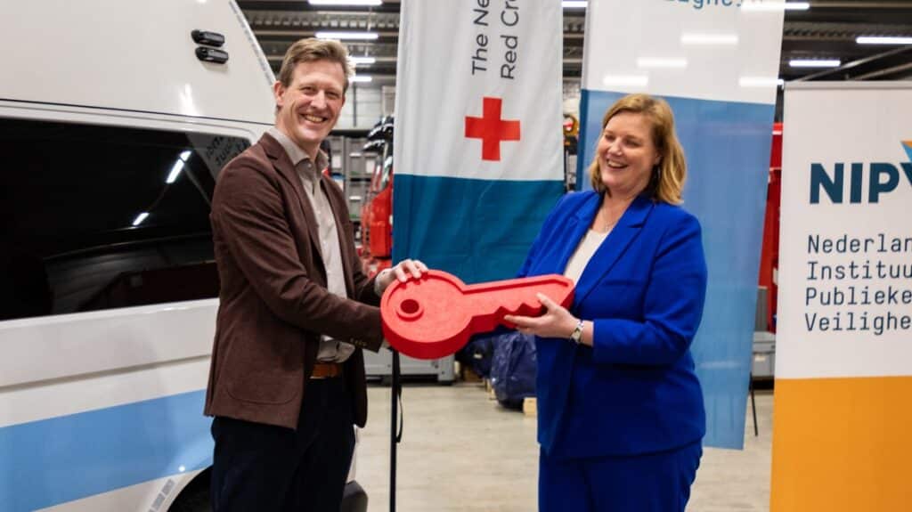 Albert-Jan van Maren, centrummanager NIPV overhandigt een symbolische rode sleutel aan Suzanne Segaar, hoofd Nationale hulpverlening Nederlandse Rode Kruis. Bron: NIPV
