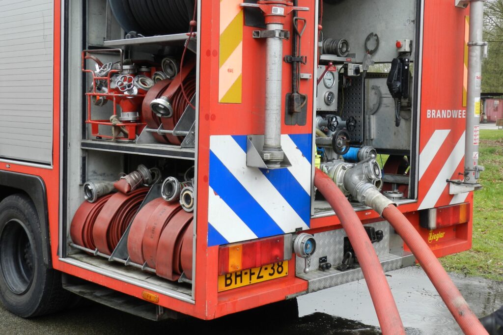 tankautospuit brandweer met brandslang