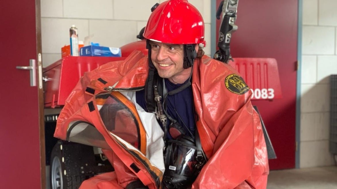 Thorsten Hackl in gaspak met helm op