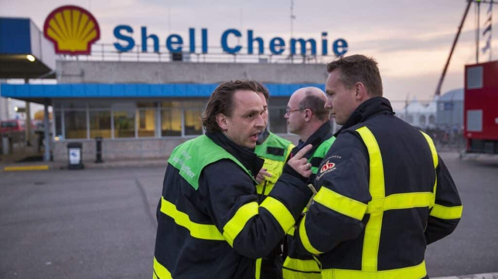 Thorsten Hackl praat met collega's als AGS op locatie bij Shell Chemie