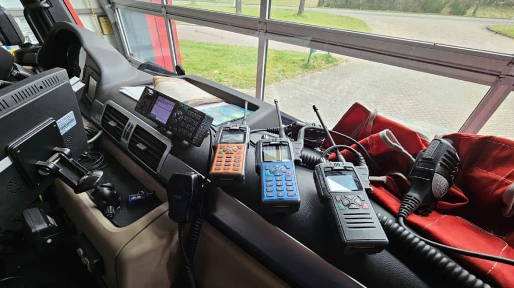 Dashboard brandweervoertuig met portofoons.