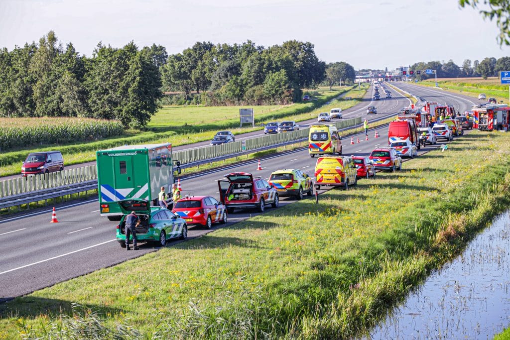 Voertuigen van de hulpverleningsdiensten bij verkeersongeval op snelweg