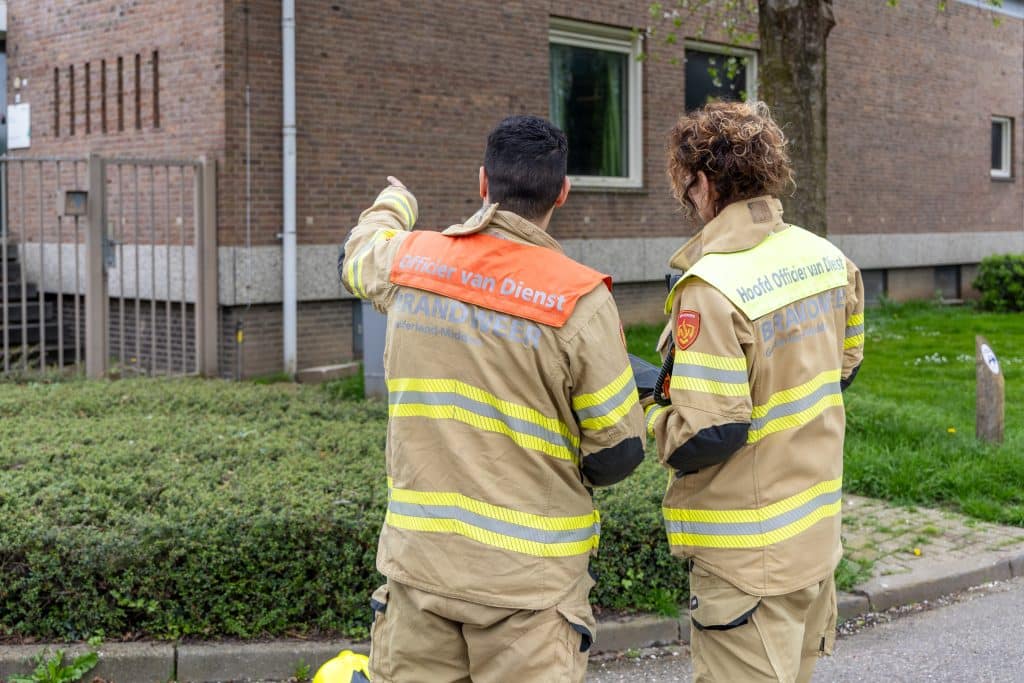 Officier van dienst en hoofdofficier van dienst van de brandweer in gesprek.