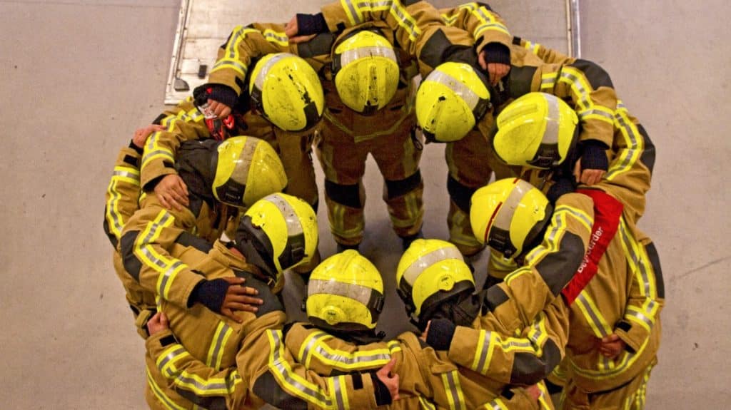 Brandweermensen in een kring