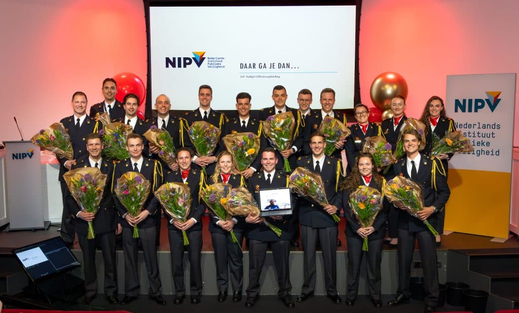 De 21 studenten van de 54e voltijdopleiding Brandweerofficier tijdens hun diploma-uitreiking.