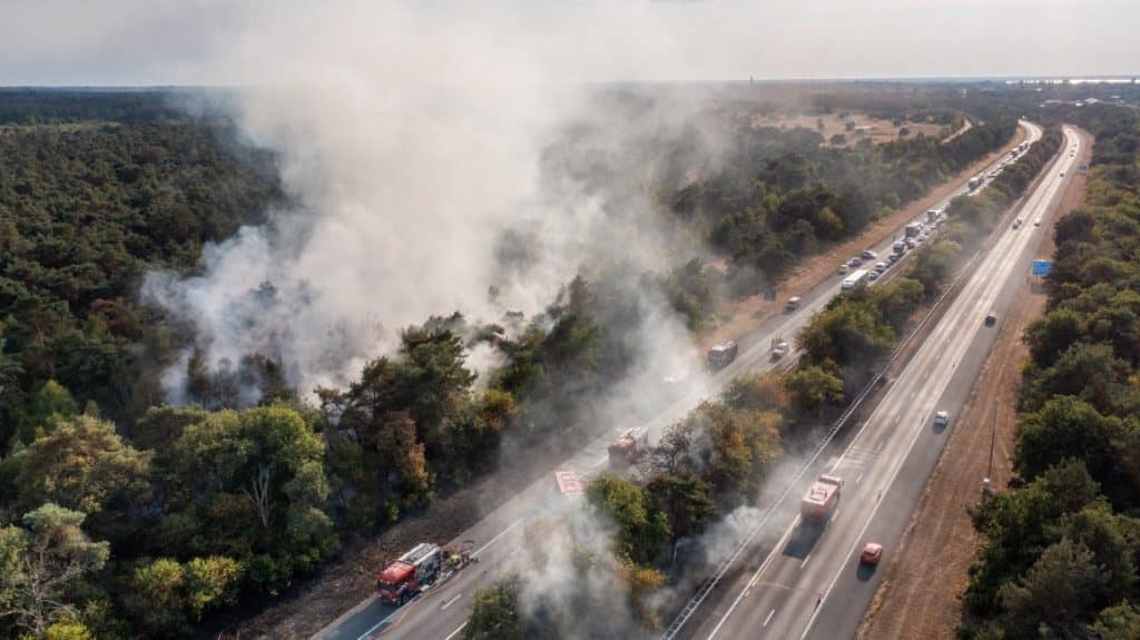 Bovenaanzicht van natuurbrand in de buurt van snelweg