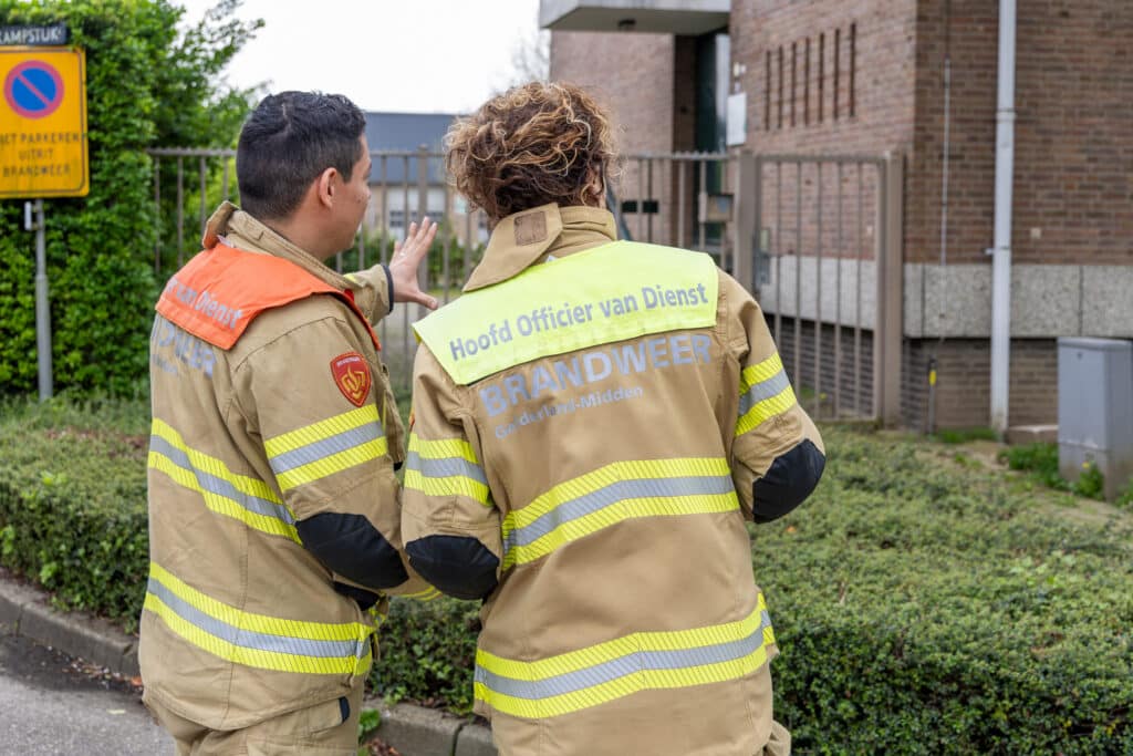 Hoofdofficier van dienst en officier van dienst met elkaar in gesprek.