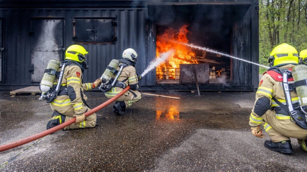 Brandweermensen bestrijden een brand.