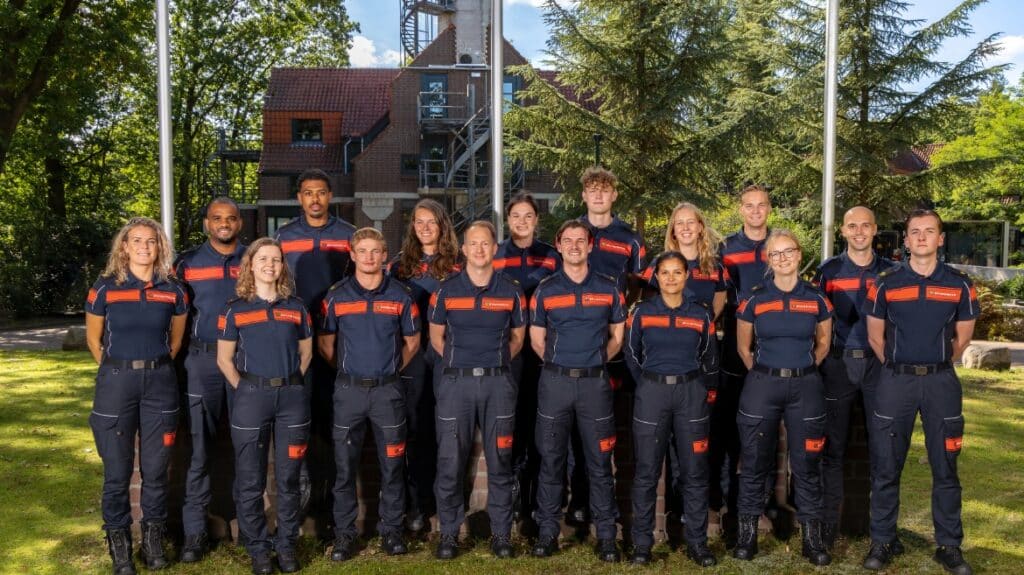 De traditionele groepsfoto van de zestien studenten. Foto NIPV.