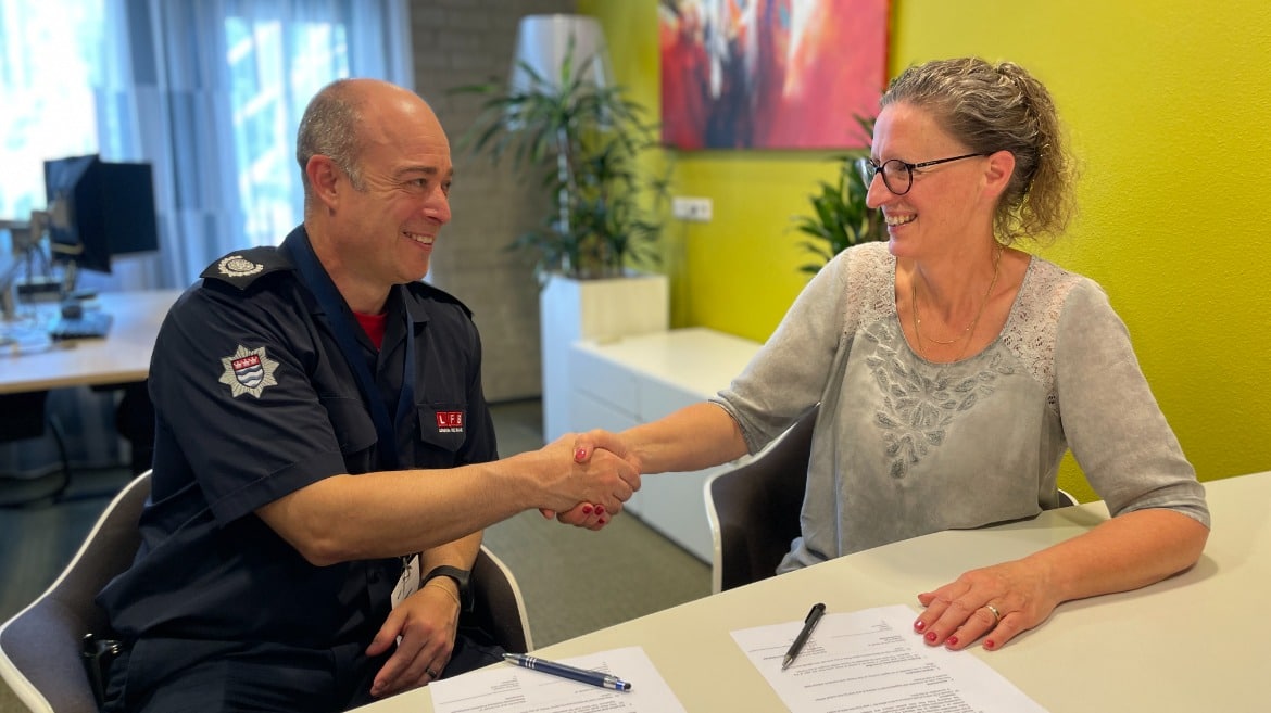 James Chapman, Group Commander Research, Development & International Learning bij de London Fire Brigade en Coby Flier, directeur Onderzoek en Onderwijs bij het NIPV, ondertekenen de samenwerkingsovereenkomst.
