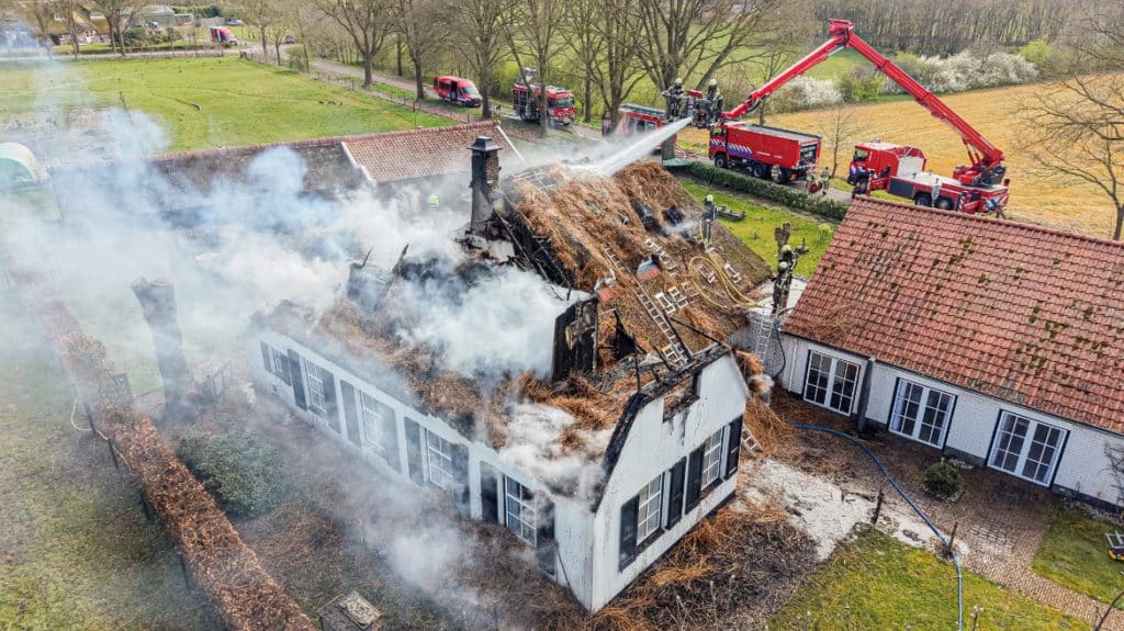 Brandweer blust een woningbrand